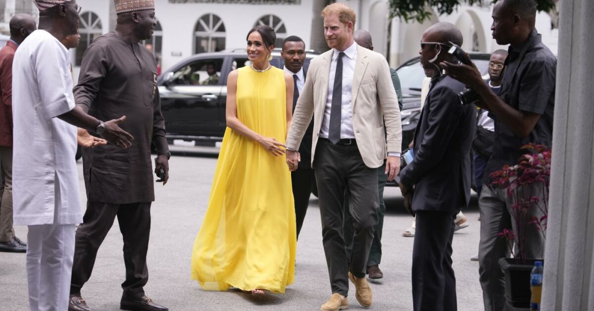 Il viaggio di Harry e Meghan in Nigeria scatena la furia della Royal Family: “William è furibondo, per lui è un affronto vero e proprio”