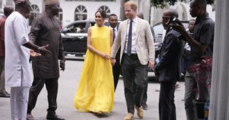 Copertina di Il viaggio di Harry e Meghan in Nigeria scatena la furia della Royal Family: “William è furibondo, per lui è un affronto vero e proprio”