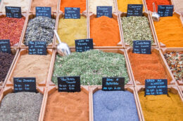 Copertina di “Nuovo allarme spezie contaminate dall’India, ma in Italia sono sicure”. L’immunologo  Mauro Minelli tranquillizza i consumatori