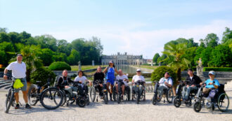 Copertina di “Sui passi di Francesco”: al via il cammino di 8 viaggiatori in sedia a rotelle e ipovedenti per promuovere turismo accessibile e inclusivo