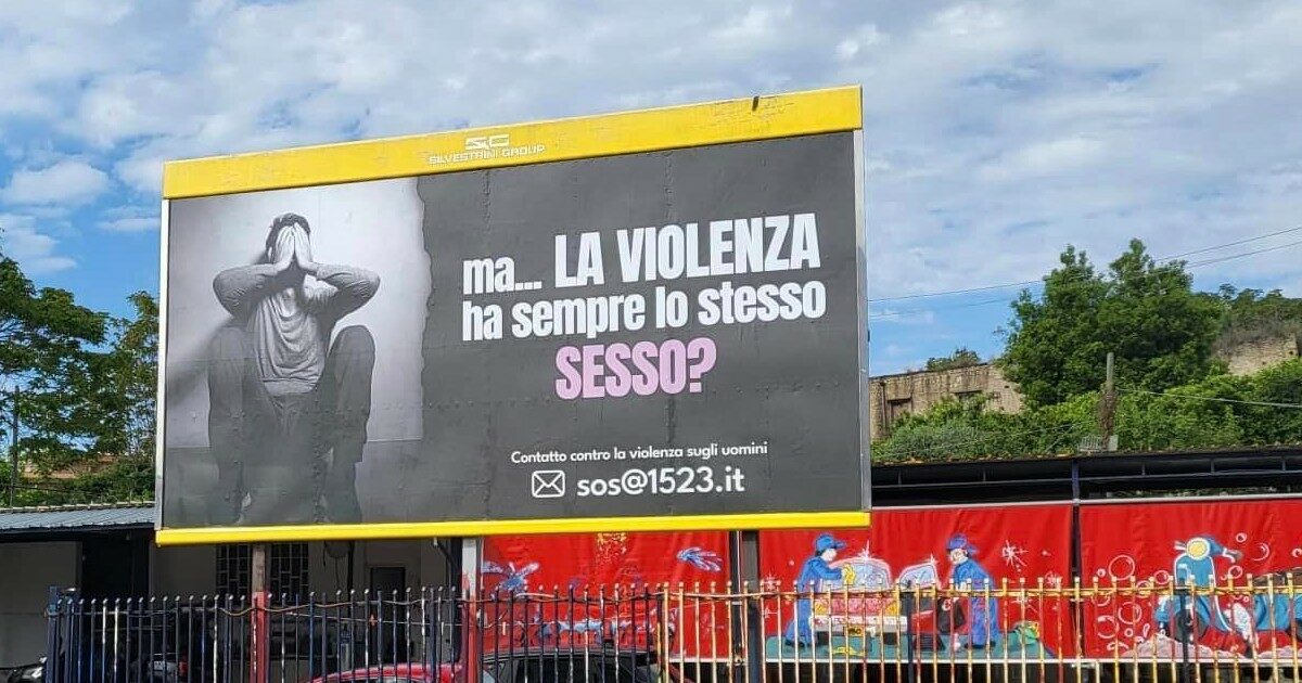 A Napoli cartelloni contro ‘la violenza sugli uomini’. Una propaganda mascolinista che nega il femminicidio