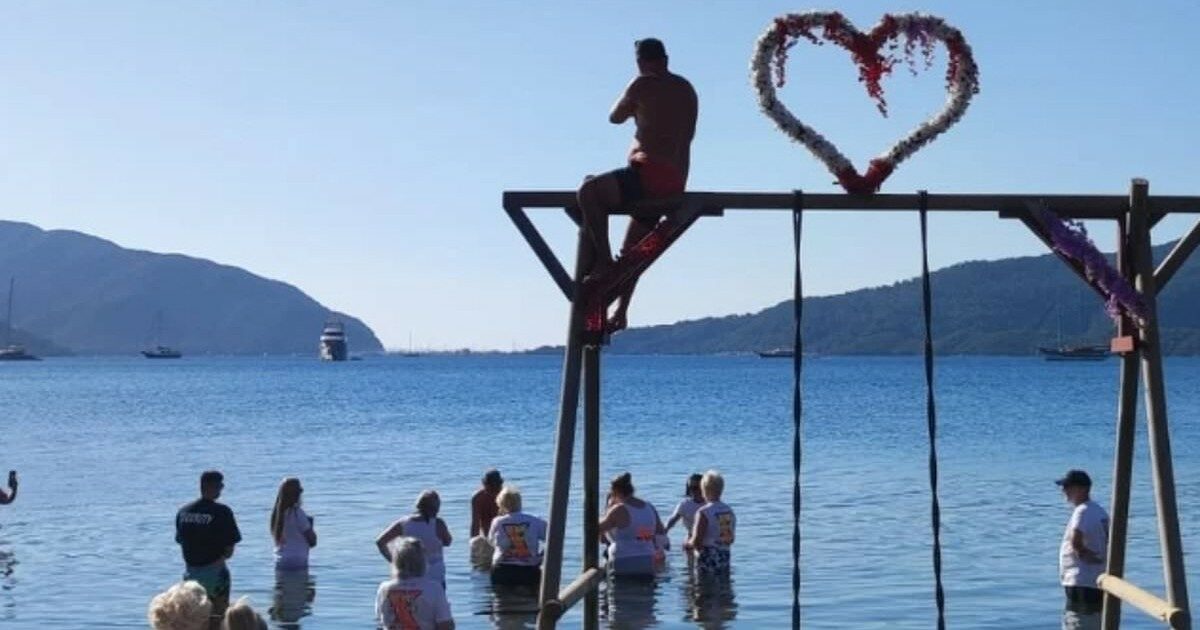 Spargono le ceneri del parente defunto in mare, panico tra i bagnanti e intervengono le autorità sanitarie