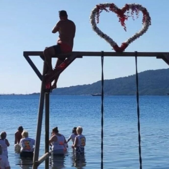 Spargono le ceneri del parente defunto in mare, panico tra i bagnanti e intervengono le autorità sanitarie