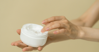 Copertina di Il retinolo è la nuova star della bellezza: a cosa serve e come usarlo sulla pelle delicata (anche in estate)