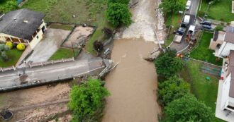 Copertina di La piena del torrente Orolo fa crollare un ponte nel Vicentino: le impressionanti immagini dall’alto