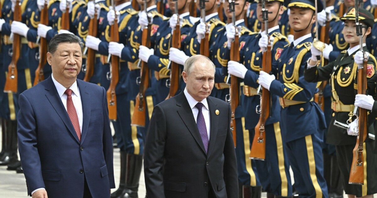 Putin in Cina da Xi: “La nostra cooperazione è stabilizzante, favorisce la pace nel mondo”. Firmato nuovo accordo di partenariato globale