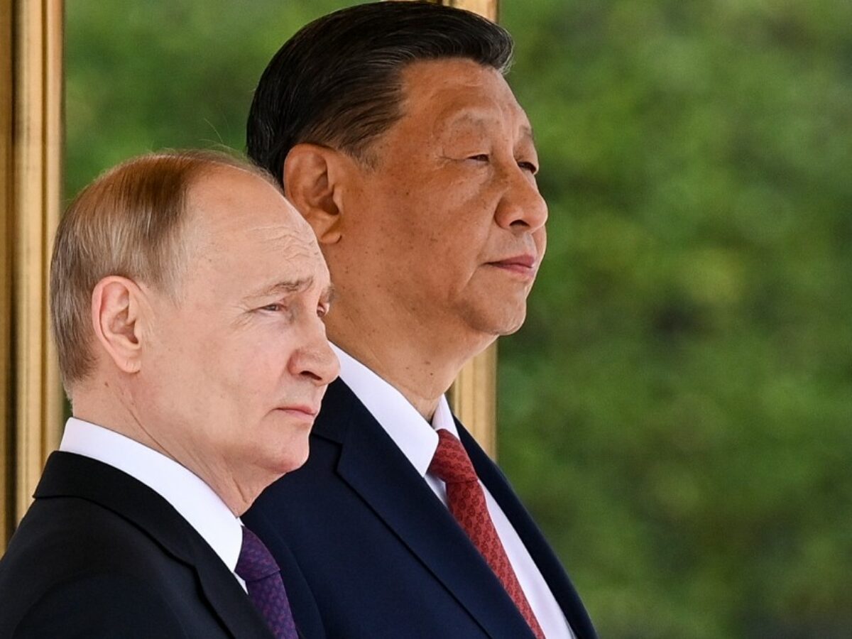 Xi parla a Putin da “fratello maggiore”: “In Ucraina serve una soluzione politica”. Usa: “Pechino non può legare sia con l’Ue sia con la Russia”