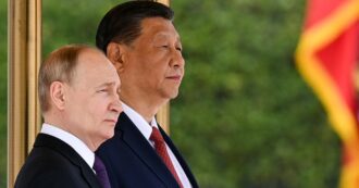 Copertina di Xi parla a Putin da “fratello maggiore”: “In Ucraina serve una soluzione politica”. Usa: “Pechino non può legare sia con l’Ue sia con la Russia”