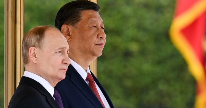Copertina di Xi vede Putin e parla da ‘fratello maggiore’: “Serve una via politica in Ucraina”. Gli Usa temono l’avanzata di Pechino: “Non può legare sia con l’Ue che con Mosca”
