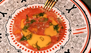 Copertina di Nel primo ristorante erotico italiano i piatti hanno nomi come “Tiramelosu” e “Threesome” e c’è una stanza segreta: ecco dove si trova