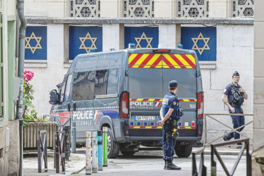 Copertina di Francia, ucciso l’uomo che voleva dare fuoco alla sinagoga di Rouen