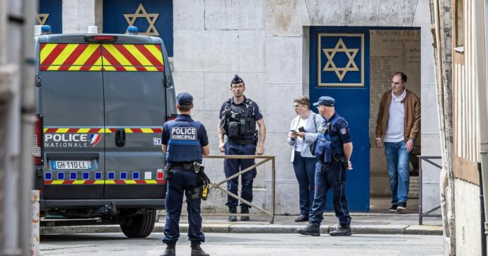 Francia, ucciso un uomo che voleva dare fuoco alla sinagoga di Rouen: “Ha lanciato una molotov all’interno”. Indaga l’antiterrorismo