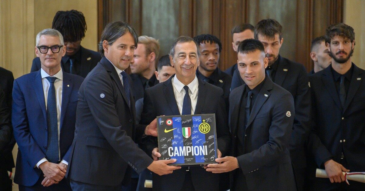 Milano, il sindaco Sala consegna l’Ambrogino d’Oro all’Inter: “Mi identifico in Inzaghi, come me deve saper ...