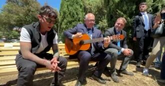 Copertina di A Roma l’esibizione a sorpresa con Ultimo e Gualtieri: il sindaco suona la chitarra all’inaugurazione del parchetto dedicato al cantante – Video