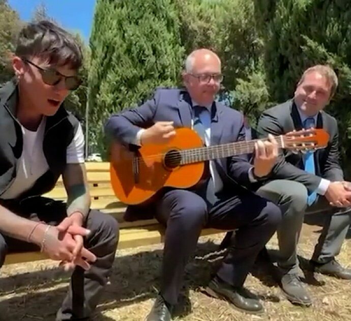 A Roma l’esibizione a sorpresa con Ultimo e Gualtieri: il sindaco suona la chitarra all’inaugurazione del parchetto dedicato al cantante – Video