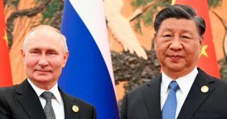 Copertina di Russia-Ucraina, Putin parla di negoziati e sfida l’Occidente (a 20 giorni dal voto in Ue): “Bozza di accordo di Istanbul 2022 può essere la base”