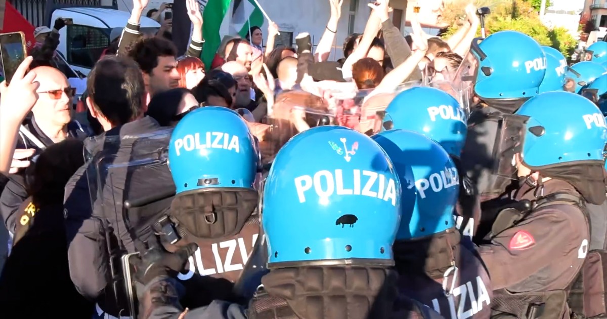 Tensioni a Vicenza al corteo pro Palestina tra manifestanti e polizia in tenuta antisommosa – Video