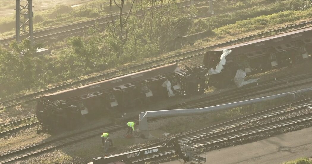 Tornado nel Mantovano, la forza del vento ribalta i vagoni di un treno merci: le immagini dal drone