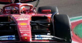 Copertina di Formula 1, la “nuova” Ferrari che gareggia sul circuito di Imola: com’è cambiata la SF-24