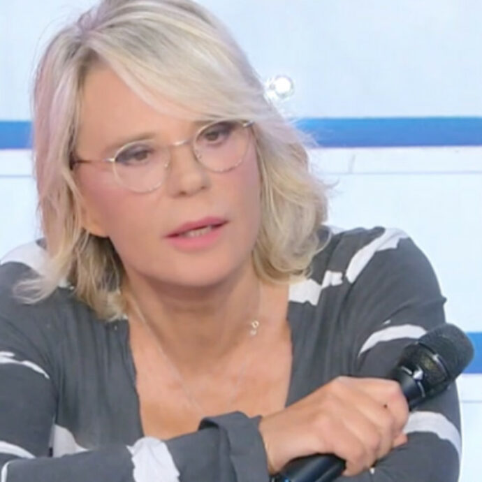 Maria De Filippi furibonda con il cavaliere: “Che ca**o vuoi? Non alzare la voce perché so farlo anche io”. Cosa è accaduto a Uomini e Donne