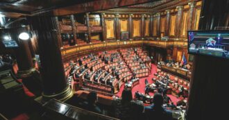 Copertina di Bagarre al Senato: banchi del governo occupati dalle senatrici, stop ai lavori. Poi Pd, M5s e Avs abbandonano l’Aula