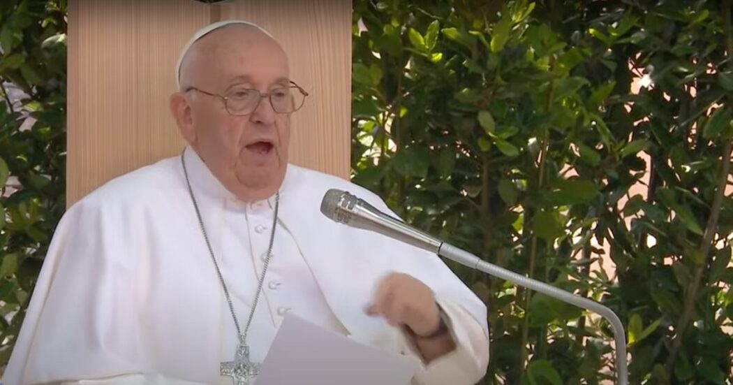 Il Papa all’Arena di Verona e parla di pace: “Molti bambini soffrono per colpa nostra. A tanti di noi il premio Ponzio Pilato per l’indifferenza”