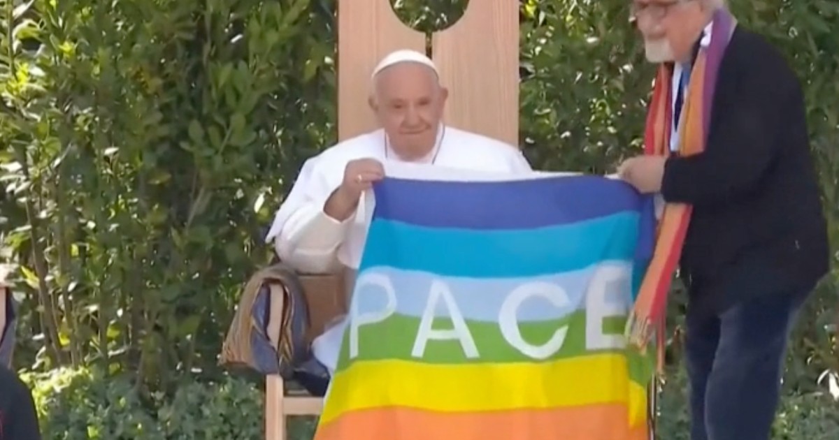 Il Papa a Verona partecipa a L’Arena della Pace: “I bambini nelle guerre perdono il sorriso”. E Padre Zanotelli gli dona la bandiera arcobaleno