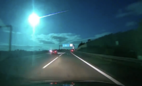 Copertina di Una palla di fuoco blu-verde illumina il cielo del Portogallo – Video