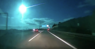 Copertina di Una palla di fuoco blu-verde illumina il cielo del Portogallo – Video