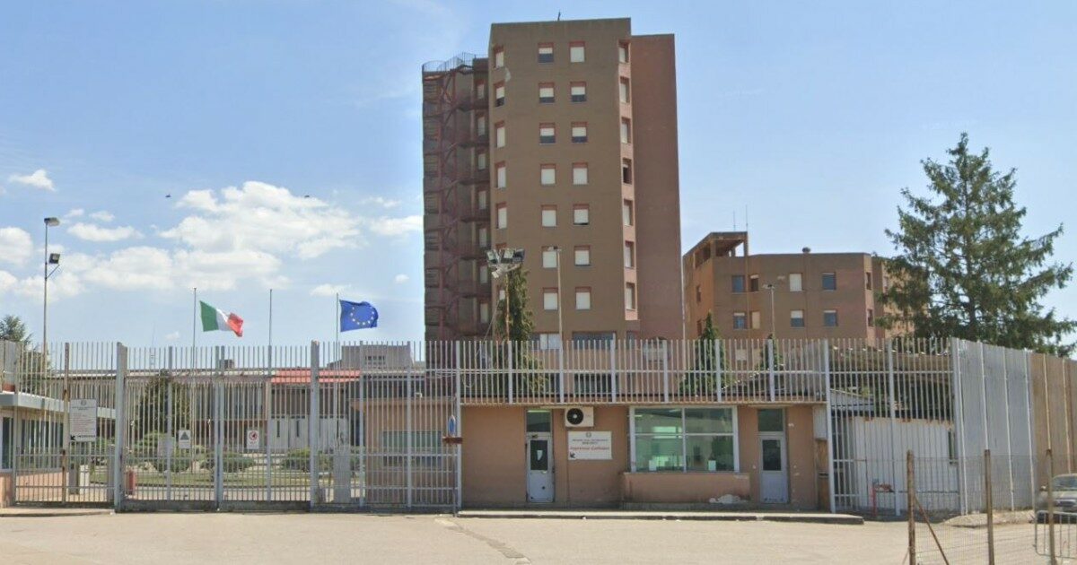 Rivolta nel carcere di Benevento: “Una sezione distrutta, due agenti feriti e altri in ostaggio”