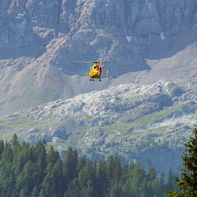 Escursionisti 20enni traditi dal Gps: seguono il navigatore e restano bloccati sopra un precipizio di 50 metri, salvati con l’elisoccorso