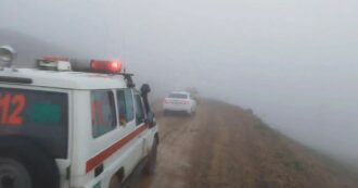 Copertina di Iran, decine di soccorritori lavorano alle ricerche dell’elicottero del presidente Raisi: la zona coperta da una fitta coltre di nebbia
