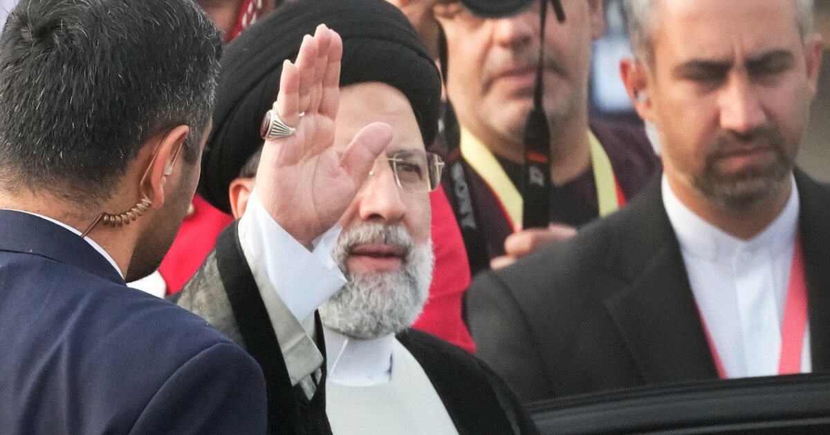 Iran, atterraggio d’emergenza per l’elicottero con a bordo il presidente Raisi: “Nessun ferito”