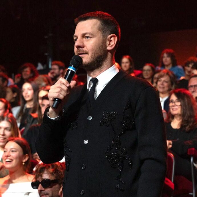 Alessandro Cattelan: “La mia follia? Non indossare mai le scarpe nere. Con Conti e Clerici farei qualsiasi cosa, a prescindere da Sanremo 2025”