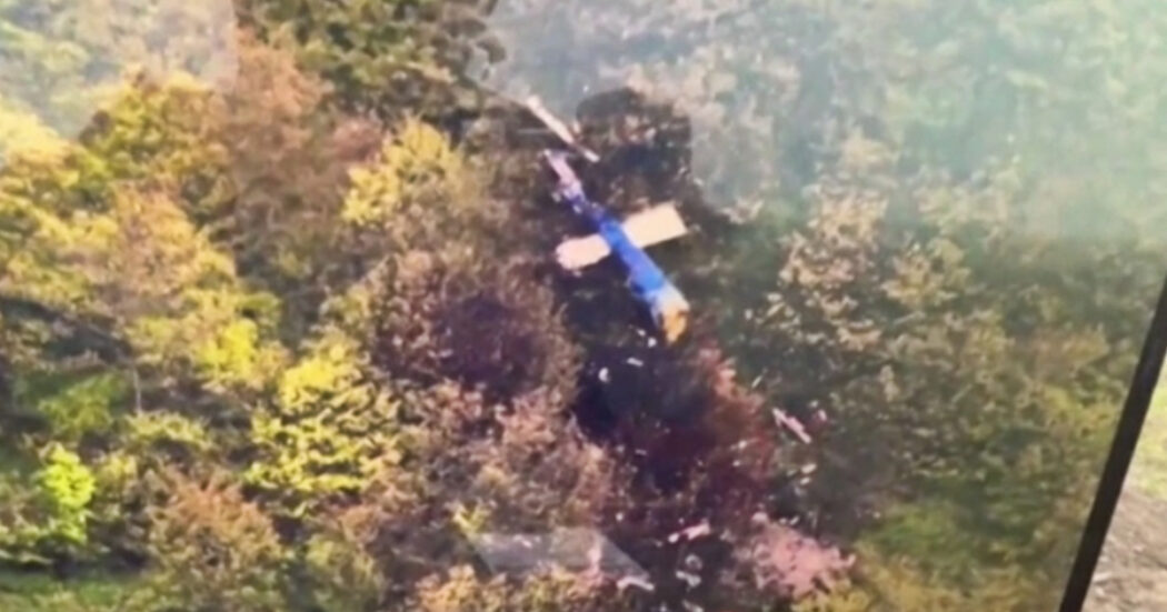 Iran, le immagini del relitto dell’elicottero su cui viaggiava Raisi: ritrovato in una zona di montagna