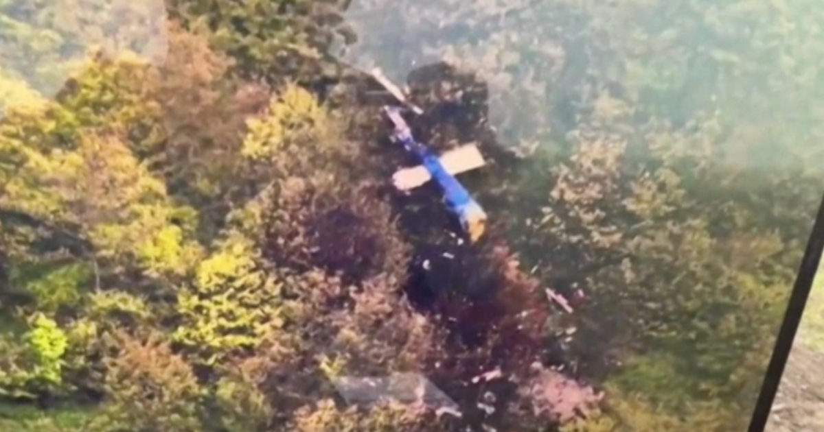 Iran, le immagini del relitto dell’elicottero su cui viaggiava Raisi: ritrovato in una zona di montagna