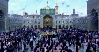 Copertina di Iran, i fedeli in lutto si riuniscono nella città natale di Raisi per la preghiera: le immagini da Mashhad