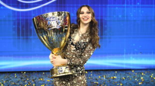 Copertina di Amici 23, Sarah dopo la vittoria: “Ero insicura, ora sono migliorata. Mi ispiro a Dua Lipa, continuerò a studiare. Mi piacerebbe duettare con Ultimo”