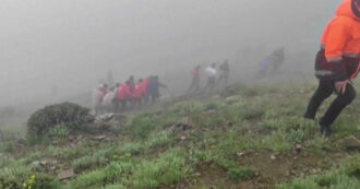Copertina di Iran, il recupero delle salme lungo il versante della montagna: i soccorritori portano via i resti di Raisi