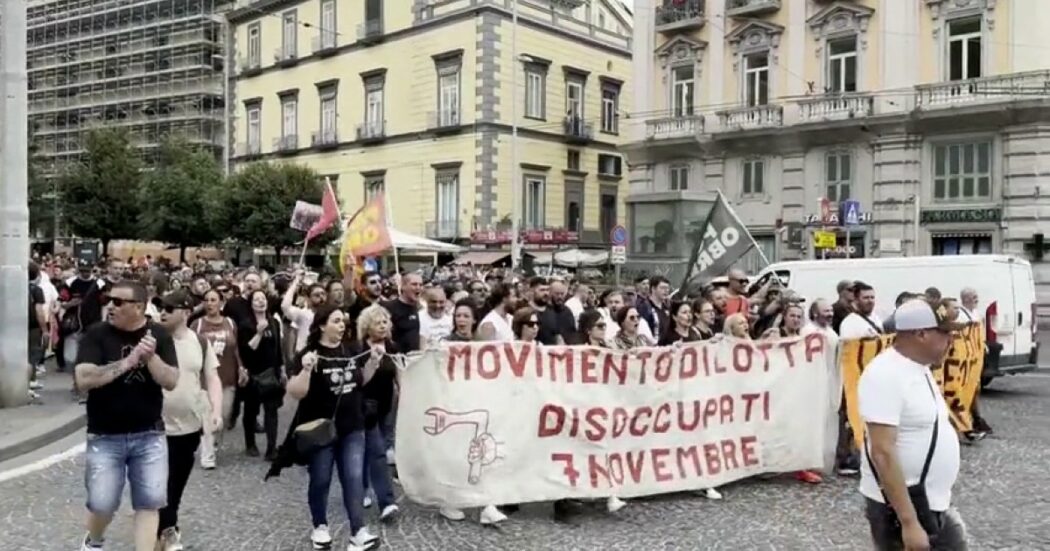 A Napoli corteo di circa 1000 disoccupati: “In piazza finché non avremo risposte. Siamo grida di sofferenza e disperazione”
