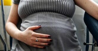 Copertina di Appello su Facebook per ricercare un donatore di sperma: rimangono incinte dello stesso uomo a 5 anni di distanza