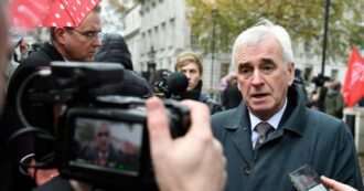 Copertina di Assange, John McDonnell: “Ora la difesa può provare gli abusi dei giudici inglesi”