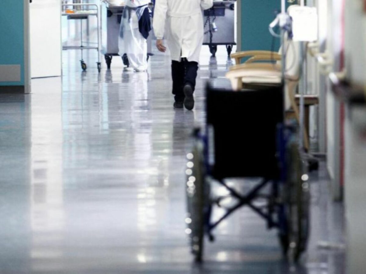 “Ho visto morire 100 persone e tutti dicono la stessa cosa prima del decesso”: la rivelazione sorprendente di un’infermiera per le cure di fine vita