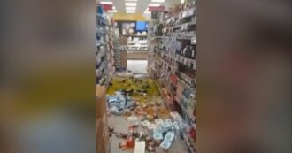 Copertina di Terremoto ai Campi Flegrei, caos in un supermercato a Pozzuoli: merce a terra e corsie a soqquadro – Le immagini