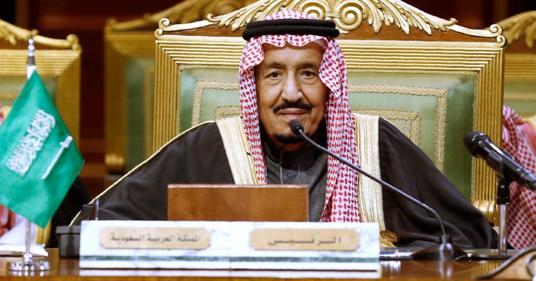 Arabia Saudita, il re Salman sta male: “Ha un’infezione polmonare”. Mbs rinvia il viaggio in Giappone