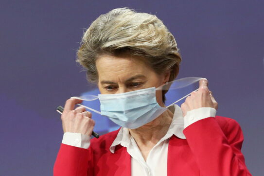 Pfizergate, la Procura Ue rinvia le udienze al 6 dicembre (dopo le Europee). Così von der Leyen salva la campagna elettorale