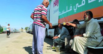 Copertina di I coloni d’Israele bloccano i camion di aiuti per Gaza con l’aiuto dell’esercito: “Ci fornisce informazioni”| L’inchiesta del Guardian