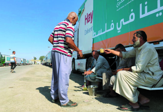 I coloni d’Israele bloccano i camion di aiuti per Gaza con l’aiuto dell’esercito: “Ci fornisce informazioni”| L’inchiesta del Guardian