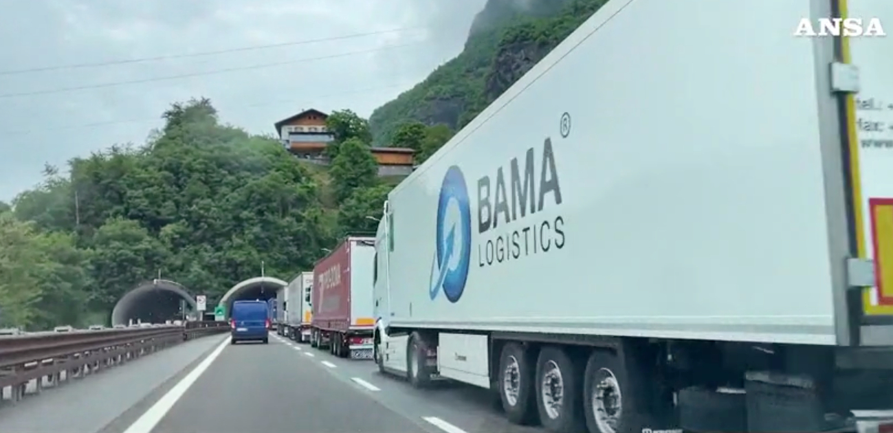 Caos al Brennero, coda di camion lunga cento chilometri: dal confine arriva fino ad Egna (Bolzano) – Video