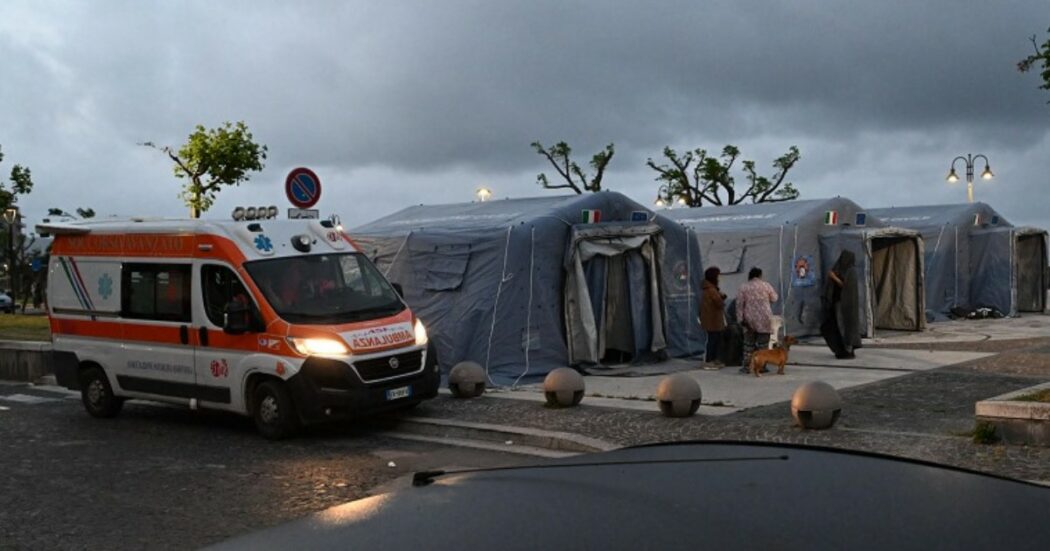 Terremoto ai Campi Flegrei, notte di paura: altre 165 scosse. Sgomberate 35 case, molti hanno dormito in auto. “La gente è impazzita”